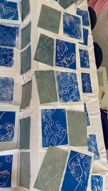 Blau-grüne Linolschnitte mit abstrakten Tiermotiven, aufgetrocknet auf Papier.
