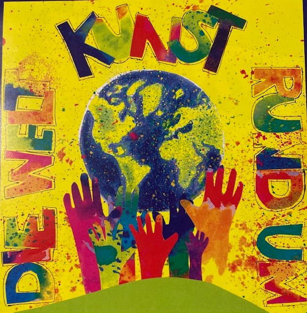 Kreatives Kunstwerk mit Weltkugel, Händen und dem Text „DIE WELT KUNST RUND“.