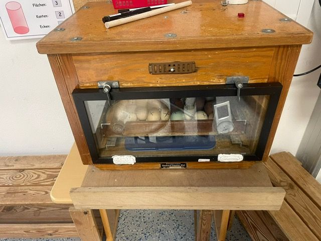 Vintage-Ofen mit Brotlaib im Glasfach auf Holztheke.