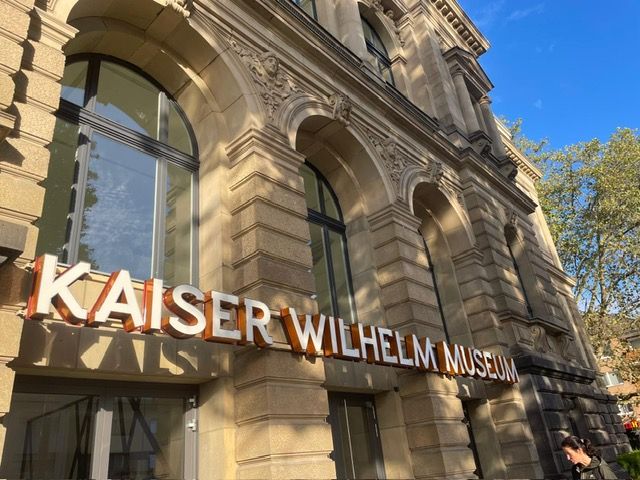 Fassade des Kaiser Wilhelm Museums mit klassischer Architektur und großer Beschriftung.